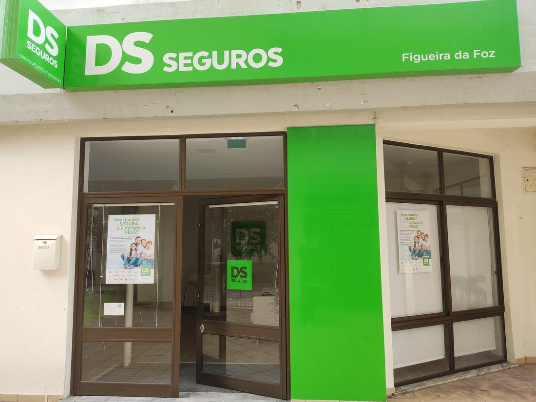 Fachada da agência: reclamo verde «DS Seguros – Figueira da Foz» por cima da porta e da montra.